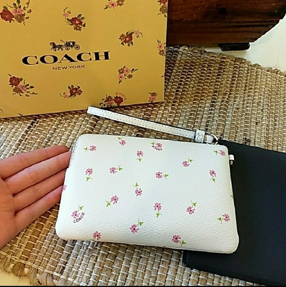 SALE Coach Daisy Charm Wristlet - Picture 3 of 8